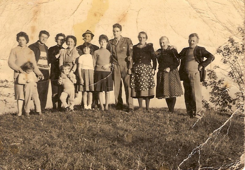 Me pare, me mare, me nona Carmela, parenti e vicini di casa Scot anno 1958.jpg