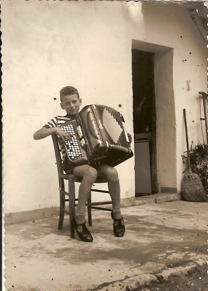 Ciano e l'armonica. Roncoi 1960.jpg