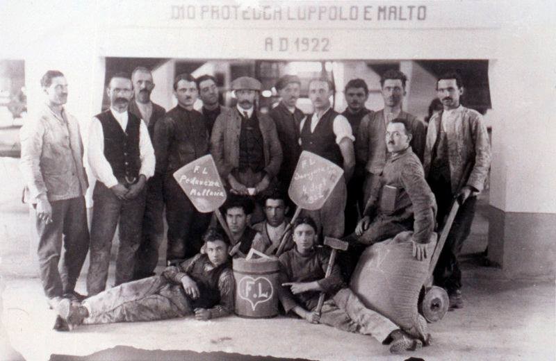 100) Inaugurazione della nuova malteria (prima in Italia). Anno Domine 1922, con la scaramantica scritta -Dio protegga luppolo e malto- foto del Comune di Pedavena.jpg