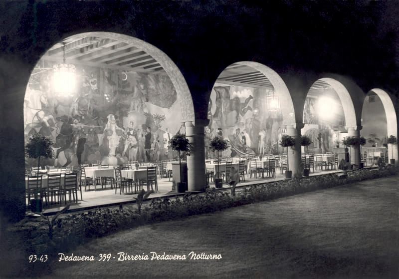 104) Il porticato della Birreria Pedavena in una immagine notturna. D’estate venivano tolte le vetrate. Cartolina. Anni cinquanta..jpg