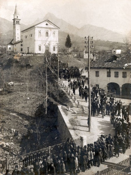 106) Pedavena. Corteo funebre con carro trainato da cavalli e scolaresche in uscita dalla Chiesa parrocchiale..jpg