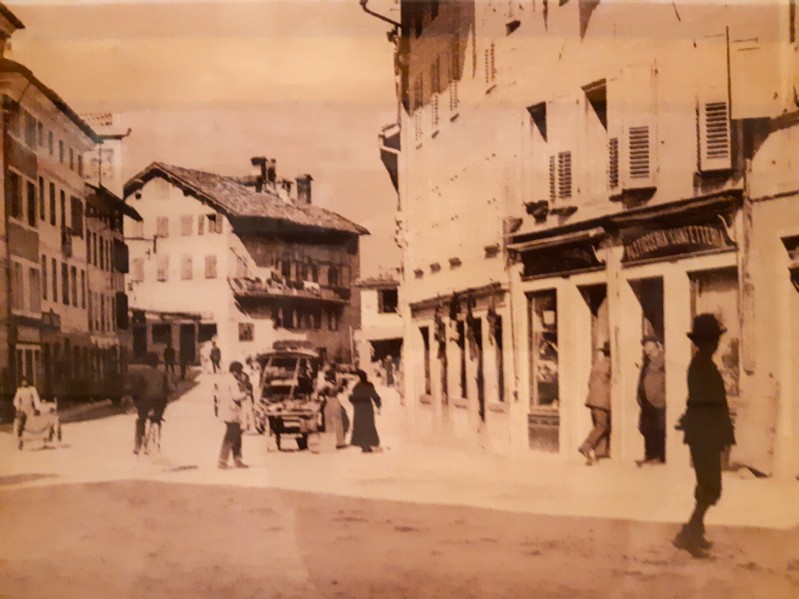 40) Feltre - Via Tezze, L'edificio che occupa il centro della foto originariamente fu un mulino per essere trasformato poi in osteria e locanda..jpg