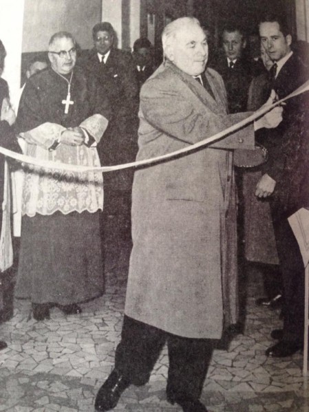 56) Il sindaco di Feltre Francescon inaugura nel 1961 una nuova sezione del reparto di radiologia dell'Ospedale di Feltre alla presenta del vescovo di Feltre Mons. Muccin..jpg