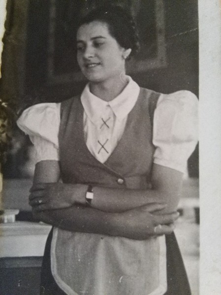 1d) una foto di una meravigliosa ragazza feltrina che la vorava in Birreria durante gli anni della seconda guerra mondiale. Si chiamava Luisa Slongo classe 1923 qui aveva 18 anni..jpg