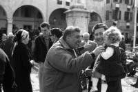 12) Giorgio Vianello gestì per molti anni come commesso il negozio di alimentari Ferretto in piazzetta Trento e Trieste. qui con Gino Bramieri in Piazza Maggiore..jpg