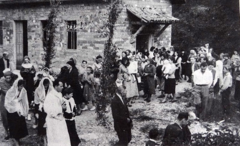 14) 22 maggio 1958 - fedeli partecipanti alla festa in onore di santa Rita;.jpg