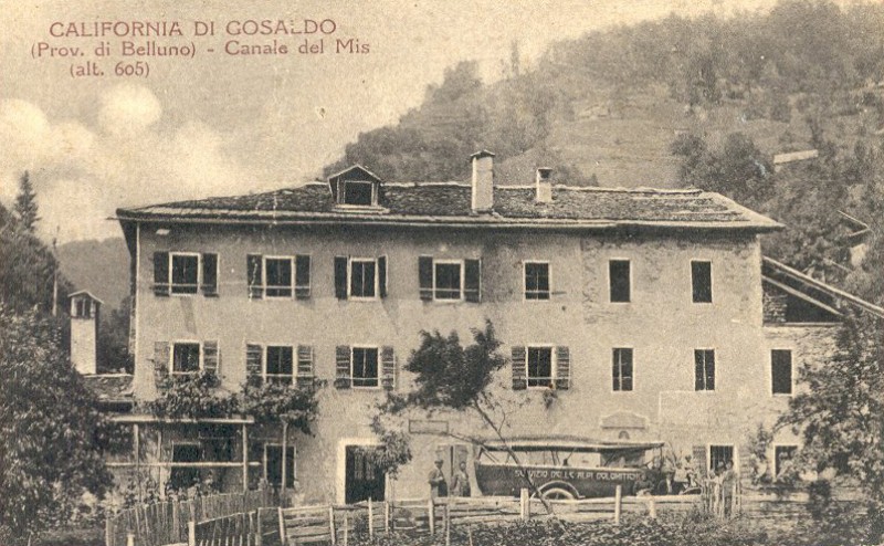 03-L'osteria -Alla California- in questa immagine degli anni '20. L'osteria é stata ricostruita dopo che l'alluvione del 1882 distrusse la vecchia bottega-osteria di Matteo Masoch dei Mori.jpg