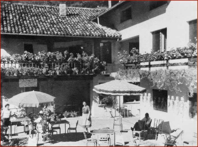 08-La vecchia osteria ricostruita dopo l'incendio del 1944 ed in completa trasformazione fino a diventare....jpg