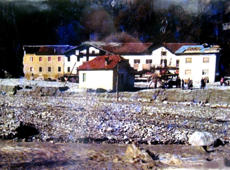 03-California 1966, l'Albergo Bissoli e il garage della corriera Buzzatti..jpg