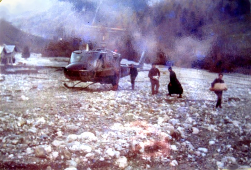 07-California, fine Novembre 1966. L'elicottero porta soccorso agli alluvionati..jpg