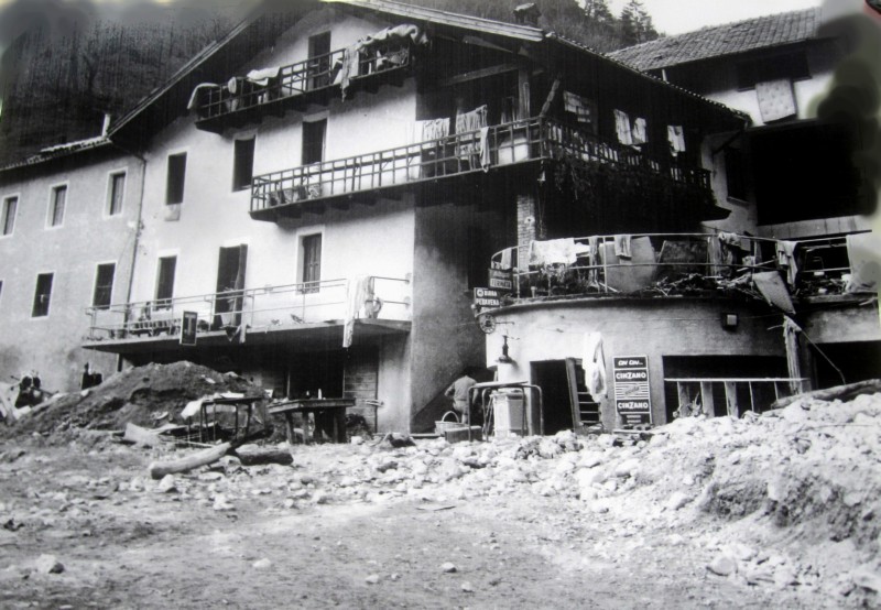 12-Dpo la bufera ci si dà un pò da fare. (Albergo Bissoli, alluvione 1966)..jpg