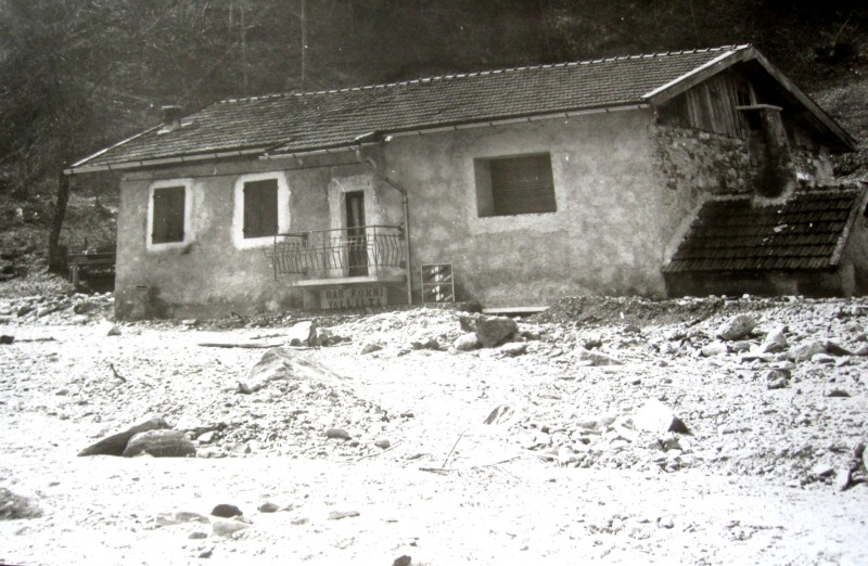 13-L'osteria al MACATOCH semisepolta sotto i detriti trasportati dal Mis. (Alluvione '66)..jpg