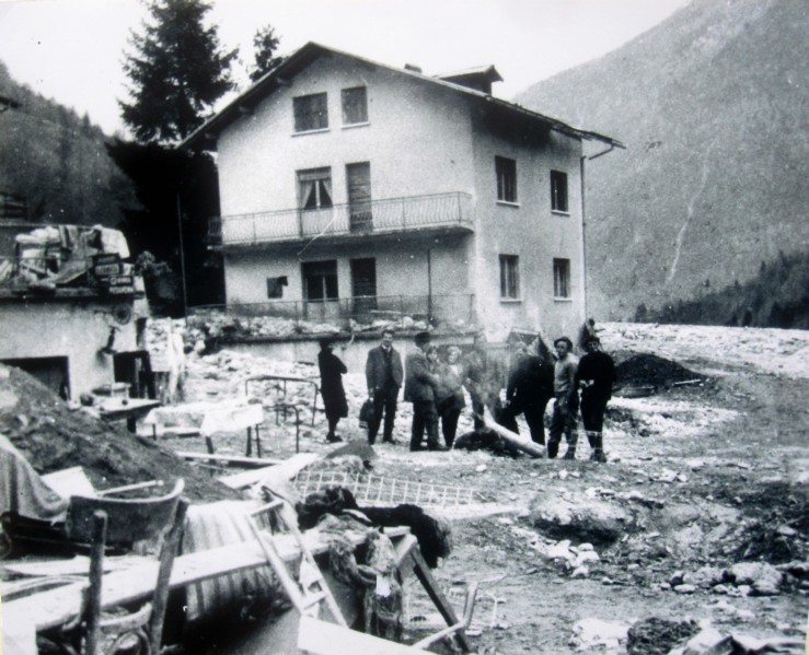 15-Si discute davanti alle rovine dell'albergo California e alle case del Ménego Casèer. (Alluvione del 4 Novembre '66)..jpg