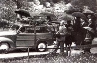 5) ; “giardinetta” usata come carro funebre per il funerale di Maria Selle Telìna il 27 maggio 1955;.jpg