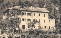 05-L'osteria -Alla California- Finita la guerra si riprende a vivere, l'edificio viene costruito lungo la strada di MARCUZ, sulla sponda destra del torrente Gosalda in una zona più sicura.jpg