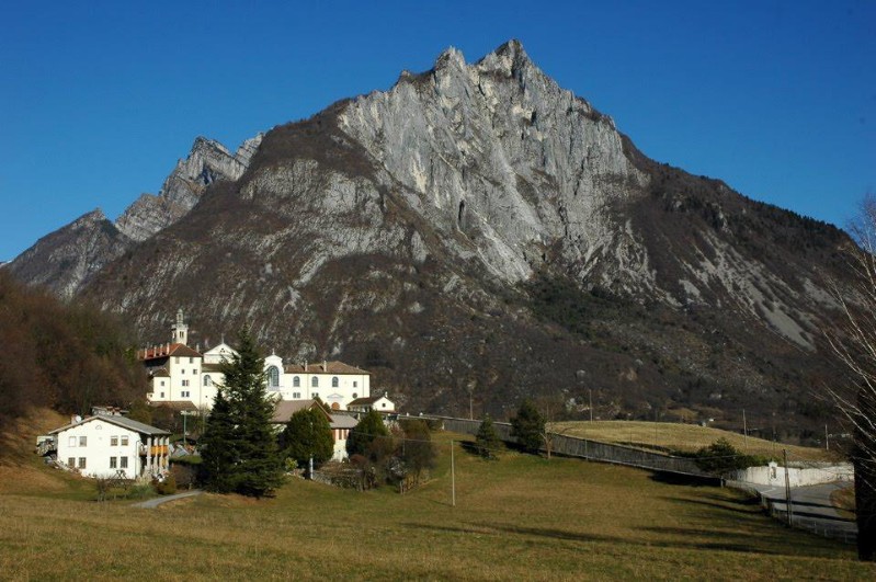 40) la Certosa di Vedana e il monte Peron.jpg