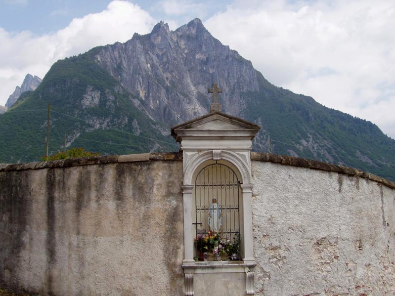 6) Certosa di Vedana - edicola votiva nei pressi dell’ingresso della certosa.jpg