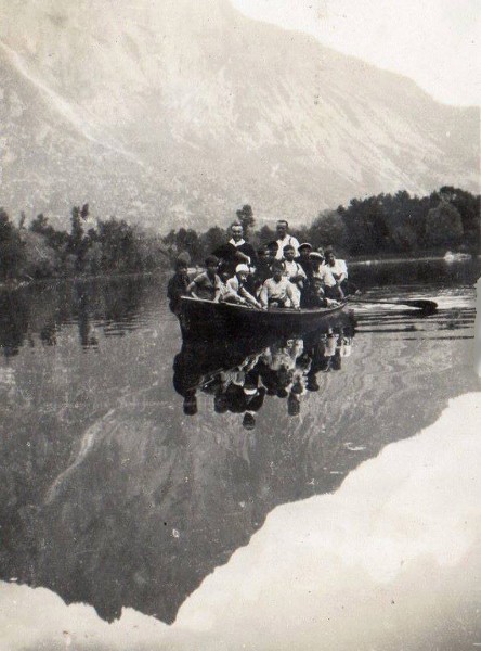 17) Lago di Vedana- gruppo in barca... anno 1932.jpg