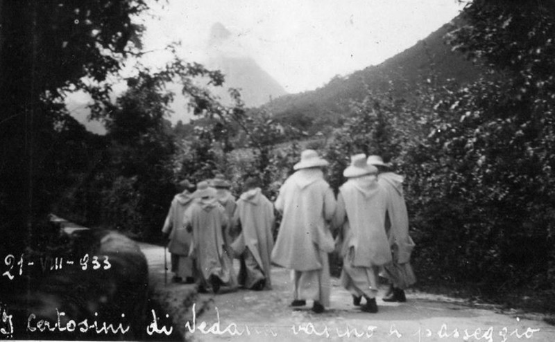 18a) I Certosini di Vedana vanno in passeggio anno 1933.jpg