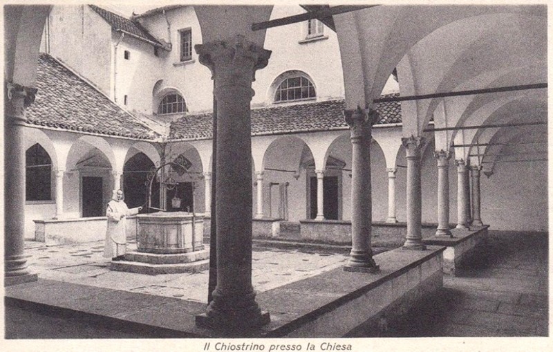 53) Certosa di Vedana - Il chiostrino presso la chiesa..jpg