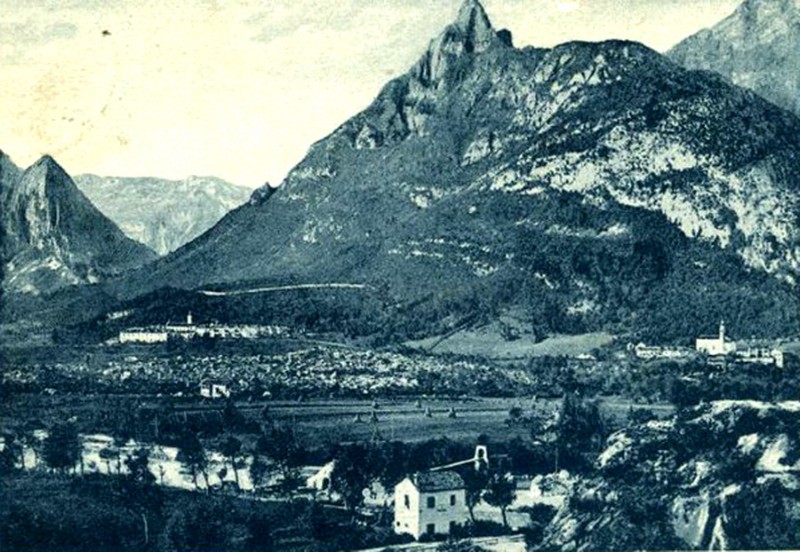 64) Peron di Sedico (Belluno) - Panorama con la Certosa di Vedana col monte Piz.jpg