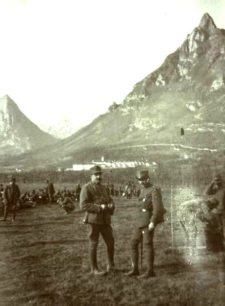 78) Prima guerra ml mondiale. Militari a riposo al Peron. In lontananza la magnifica Certosa di Vedana..jpg