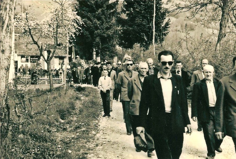 06-Il paese di Roncoi, partendo dalla chiesetta,  accompagna una delle tante vittime di incidenti avvenuti nei cantieri all'estero, inizio anni '60.jpg