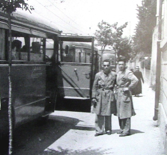 05-Autocorriere MOGNOL sosta a Feltre anni '50.JPG