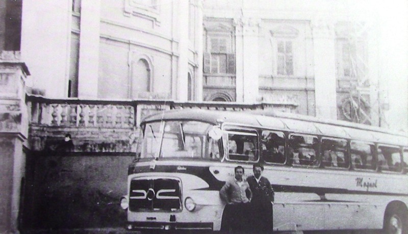 10-Anni '60. Pullman OM Superorione, carozzato Pietroboni, della ditta Mognol di Cesiomaggiore, a Lourdes durante un pellegrinaggio.JPG