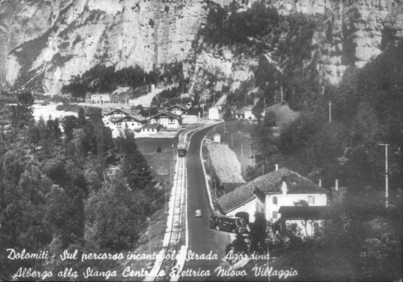 14) Anni '40. Autocorriera Fiat 666 della ditta Buzzatti ferma davanti alla locanda a LA STANGA. si intravede anche il trenino.jpg