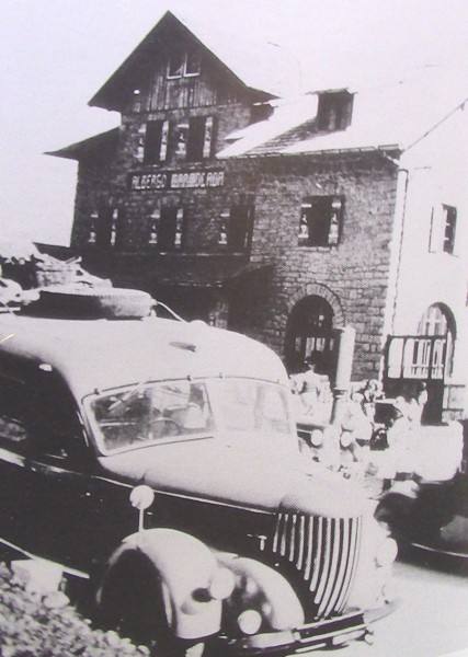 16) Anno 1950. Autocorriera Alfa Romeo 350 della ditta Buzzatti in servizio di linea sul passo Falzarego.jpg