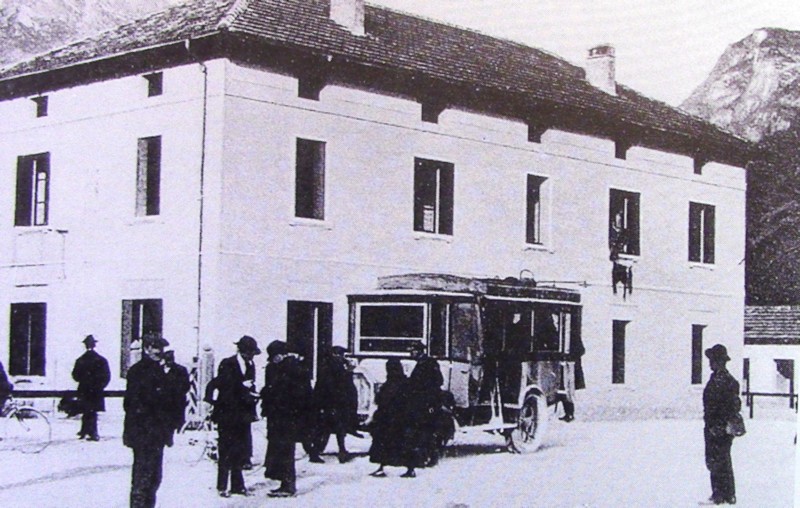 19) Anni '20. Automezzo SPA _Corto- in sosta davanti alla stazione ferroviaria di Agordo.jpg