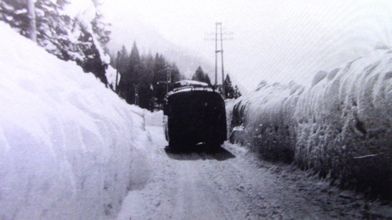 24) Inverno 1951. L'autocorriera Fiat 626 della ditta Buzzatti passa tra due muri di neve nel tratto Alleghe - Masarè.jpg