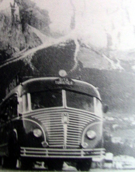 28) Anno 1947. Autocorriere Fiat 626 carrozzate a Bribano dalla ditta Buzzatti, in gita con i dipendenti della birreria Pedavena.jpg