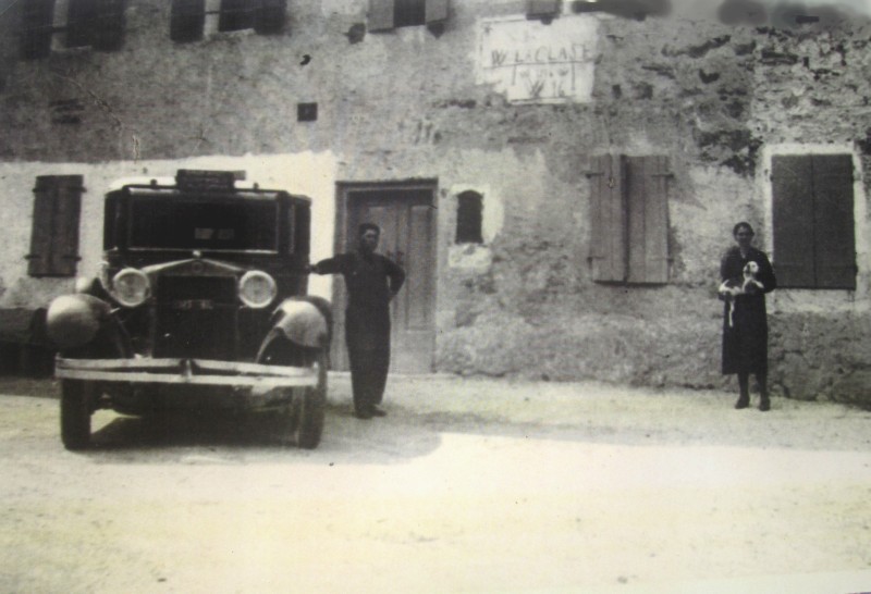 46a) Carletto Bissoli davanti l'edificio che diventerà l'albergo California,accanto alla sua corriera, una Fiat 507 rossa a 10 posti di cui era l'autista sulla linea California-Sospirolo-California,1938..jpg