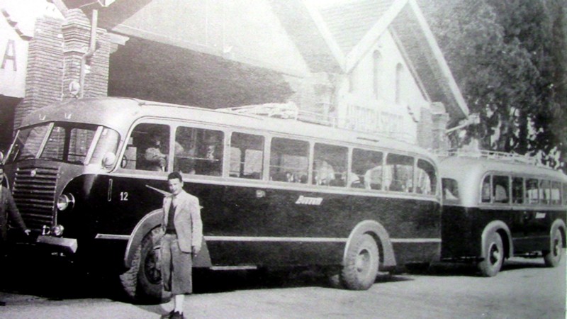 50) Anno 1946. Autocorriera Alfa Romeo 900 con rimorchio Macchi davanti all'autorimessa della ditta Buzzatti a Bribano. In primo piano Giovanni ed Ezio Buzzatti.jpg