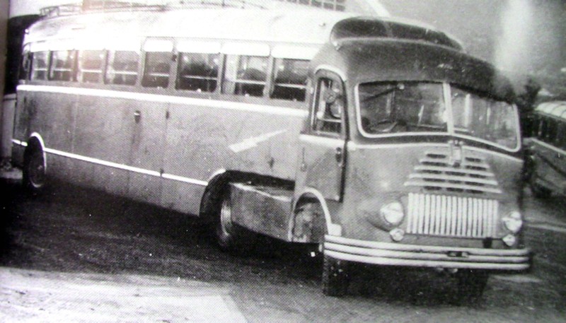 54a) Il famoso Bilico, Fiat 626 con semirimorhio Orlandi, con 55 posti a sedere, costruito negli anni 1951-52nelle officine Buzzatti a Bribano.jpg