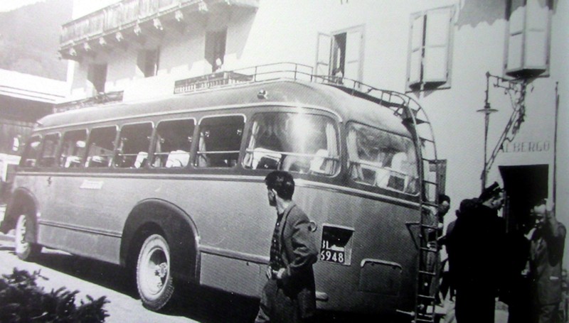 55) Anno 1949. Inaugurazione dell'autolinea Belluno-Agordo-San Pellegrino-lago di Carezza. Il pullman è un Fiat 640 carrozzato da Buzzati a Bribano.jpg