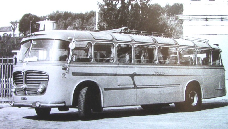 61) Anno 1954. Autocorriera Fiat 682, carrozzata Barbi, della ditta Buzzatti, nel piazzale della stazione di Belluno.jpg