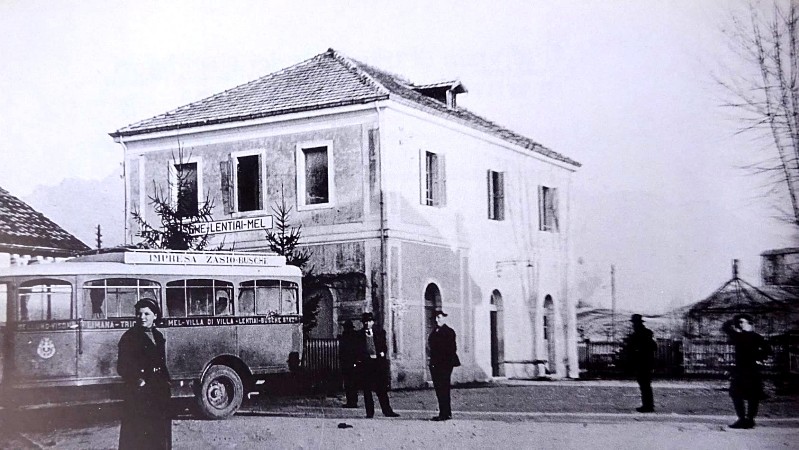 86) anno 1938 - mezzo della ZASIO in attesa di viaggiatori alla stazione di Busche;.jpg