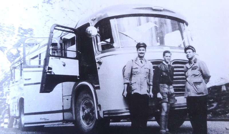 95) anno 1949, la Fiat 682 Barbi della Buzzatti sosta sul Falzarego;.jpg