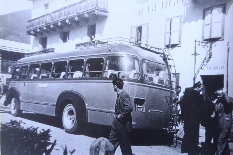 98) anno 1949, inaugurazione dell'autolinea Belluno-Agordo-San Pellegrino-Lago di Carezza-Bolzano, il pullman è un Fiat 640;.jpg