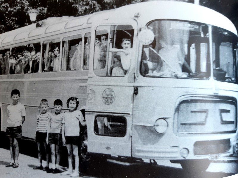 19) Anno 1958. Autocorriera Fiat 306, Carozzata Dalla Via, della ditta S.A.D. In sosta vicino alla stazione ferroviaria di Feltre nel corso di una gita turistica..jpg