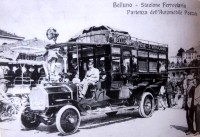 67) anno 1911 - autovettura Spa del Garage Marcon di Mestre in servizio postale e viaggiatori sulla Belluno-San Vito di Cadore alla stazione del capoluogo.jpg