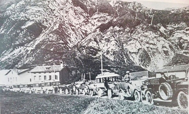 67) sulle strade ancora polverose e dissestate della provincia di Belluno, cominciava la sua attività la ditta Buzzatti - qui le prime corriere alla Muda..jpg