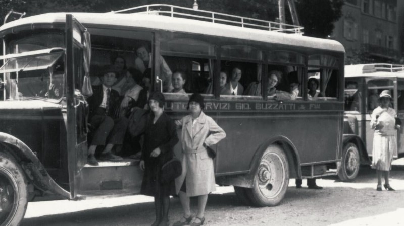 69) Corriera BUZZATTI della -Dolomitibus- con l'autista, il -verificatore titoli di viaggio- (controllore) e passeggere. Auronzo di Cadore tra le due guerre..jpg