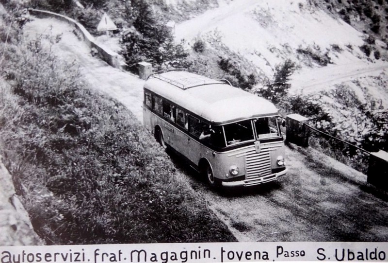 88) 1949 - Fiat 626 della MAGAGNIN di Tovena lungo i tornanti del Passo.jpg