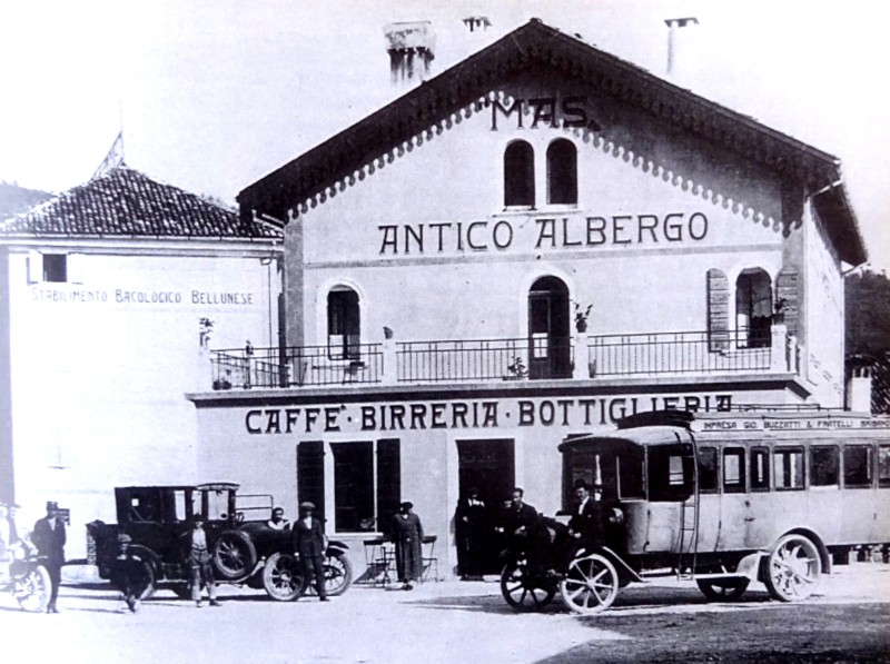 90) una delle prime autocorriere, Spa 'lungo' 9c della ditta Giovanni Buzzatti e fratelli in sosta davanti all'antico albergo a Mas di Sedico dopo la Grande guerra;.jpg