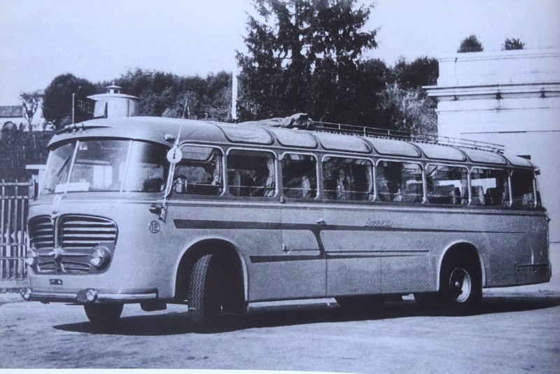 93) ; anno 1954 - autocorriera Fiat 682 carrozzata Barbi, pure della Buzzatti, nel Piazzale della Stazione a Belluno;.jpg