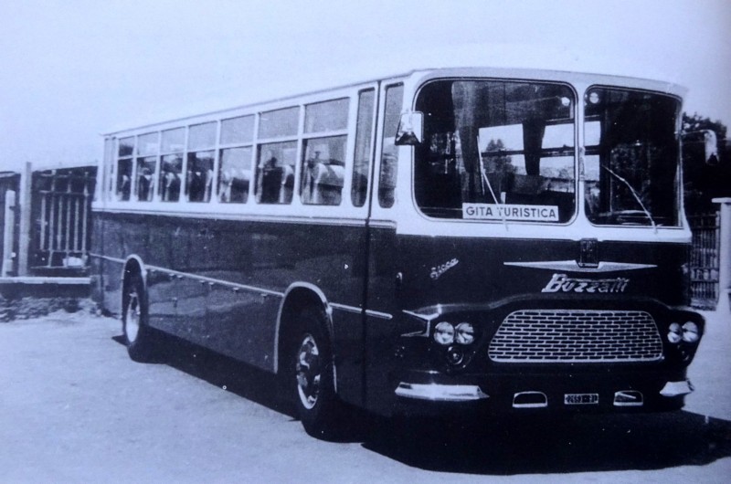 96) anno 1960, la Fiat 306 Gt carrozzata Sicca sosta alla stazione del capoluogo;.jpg